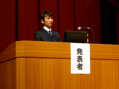 第8回日本認知症ケア学会大会 日の出紫苑 演者紹介を受ける高橋主任