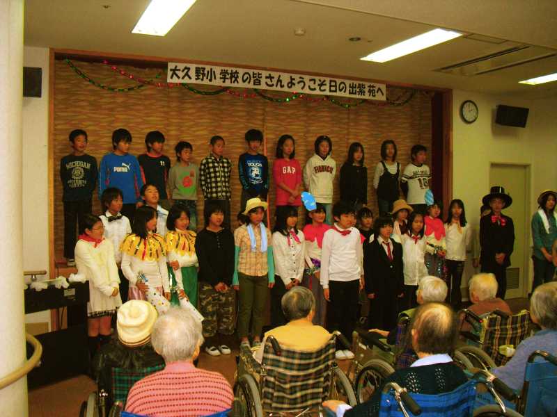 大久野小学校の生徒さんが来てくださいました!(日の出紫苑)